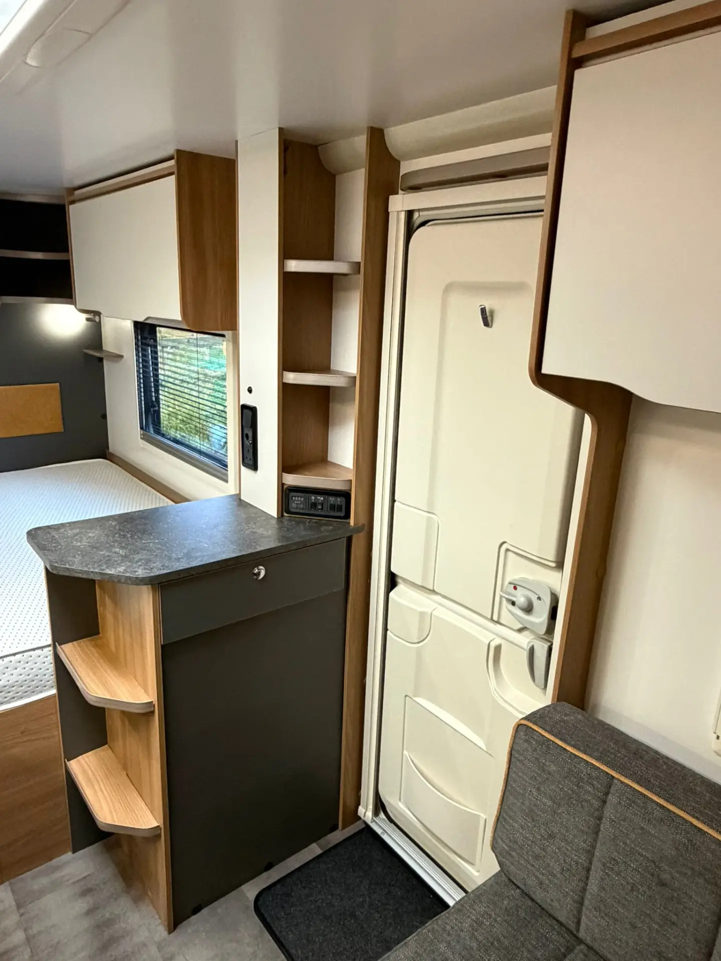 2022 Bailey Discovery D4-4D Fixed Bed photo 8